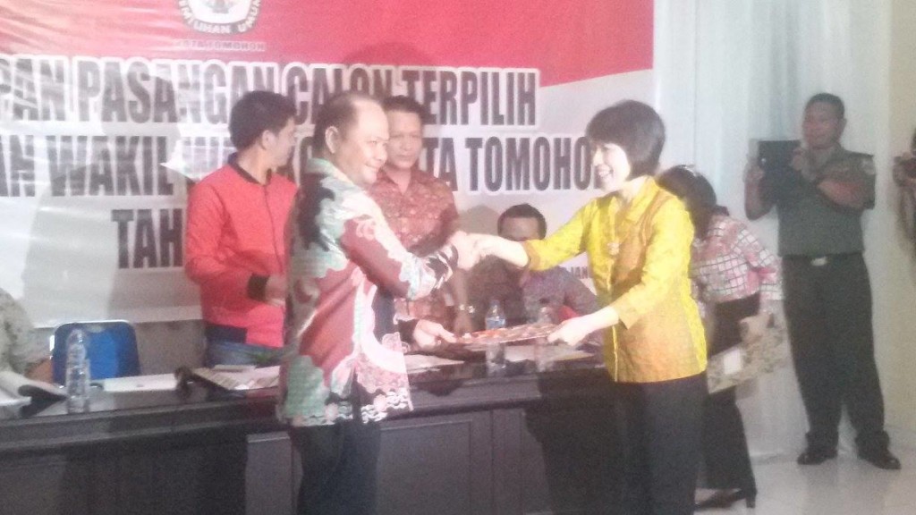 KPU serahkan hasil pleno penetapan Calon Walikota-Wakil Walikota Tomohon terpilih kepada Ketua DPRD