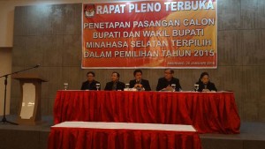Lima Komisioner KPU Minsel saat rapat pleno terbuka penetapan calon terpilih Bupati Minsel 2016-2021