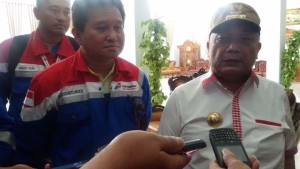 Penjabat Walikota Tomohon Drs Sanny James Parengkuan MAP dan GM PT PGE Salvius Patangke