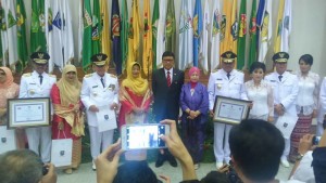Foto bersama Gubernur dan Wagub Sulut didampingi istri dengan Menteris Dalam Negeri Tjahyo Kumolo dan sejumlah Gubgernur dan Wagub di Indonesia