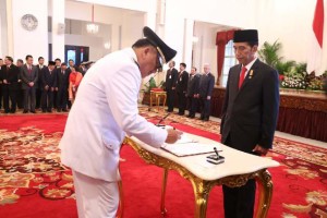 Gubernur Sulawesi Utara menandatangi Olly Dondokambey berita acara pelantikan di depan Presiden Joko Widodo