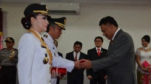 Gubernur Sulut Olly Dondokambey saat memberikan piagam kepada Wakil Bupati Frangky D Wongkar