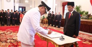 Gubernur Sulut Olly Dondokambey saat menandatangani berita acara pelantikan dihadapan Presiden RI Jokowidodo
