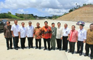 Menko Perekonomian Darmin Nasution, Wakil Gubernur Sulut Steven Kandouw, dan pejabat terkait lainnya, ketika meninjau lokasi pembangunan jalan tol Manado-Bitung dan KEK Bitung