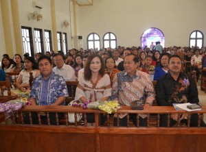 Walikota Bitung terpilih Max  Lomban dan Istri Khouni Rawung didampingi Sekot Bitung Malton Andalangi saat menghadiri ibadah serah terima di GMIM Pniel manembo-nembo