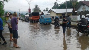 Genangan air di ruas jalan trans Sulawesi depan SMA N 1 Amurang, akibat drainase yang tidak dapat menampung debet air. (foto: manadotoday)