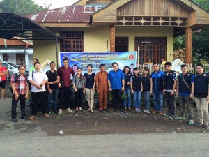 Foto bersama KT Sulut dan pemerintah Desa Tangkunei Kecamatan Tumpaan saat pelaksanaan baksos dan pengobatan gratis