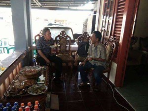 Wabup Minsel saat menyambangi kediaman Anggota DPRD Minsel Salman Katili di Desa Tanamon Kecamatan Sinonsayang
