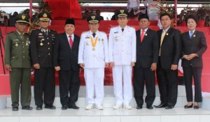 Foto bersama bupati, wakil bupati, pimpinan DPRD, TNI dan Polri.