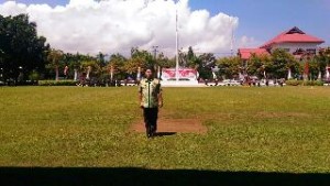 Kepala Biro Pem-Humas bertindak sebagai pemimpin upacara di geladi bersih HUT Provinsi Sulut ke-52