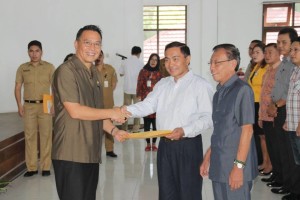Wali Kota Tomohon  menyerahkan SK kepada Ketua Forum Kota Sehat Drs Johan Sambuaga