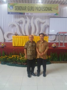 Ketua Panitia HGN Drs Arnold Posumah MM bersama pemateri Seminar Guru Profesional
