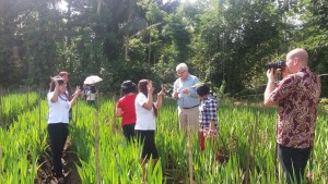Investor Belanda saat mengunjungi kebun Bunga Gladiol di Kota Tomohon