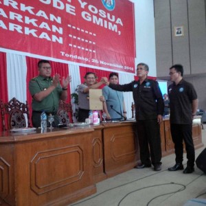 Panglima Panji Yosua dan Ketua P/KB GMIM menyerahkan lima pernyataan sikap kepada Kapolda Sulut