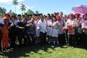Bupati, wabup, ketua DPRD foto bersama siswa dan guru-guru usai upacara hardiknas
