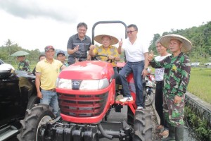 Pemberian bantuan alat pertanian untuk petani 