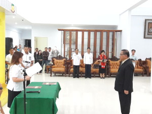 Wakil Wali Kota Tomohon Syerly Adelyn Sompotan melantik Sekretaris Kota Tomohon Ir Harold V Lolowang