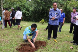 Ketua P/KB Sinode GMIM Pnt Ir Stefanus BAN Liow saat menanam pohon