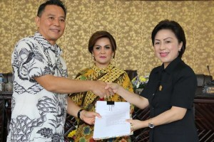 Wali Kota Jimmy F Eman SE Ak menyerahkan Tiga Ranperda kepada Ketua DPRD Ir Miky JL Wenur