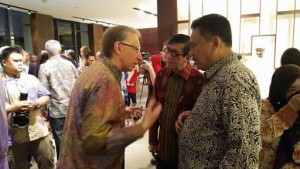 Gubernur Sulut Olly Dondokambey, Menkumham RI Yasona Laoly, berbincang dengan peserta Meet and Greet Welcome 2017 and Fashion Cultural Show by Indonesian National Arts Council. 