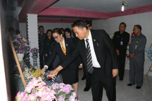 Wali Kota dan Wakil Wali Kota Tomohon menabur bunga