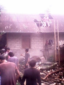 Rumah yang tertimpa pohon tumbang di Kelurahan Kayawu Tomohon Utara