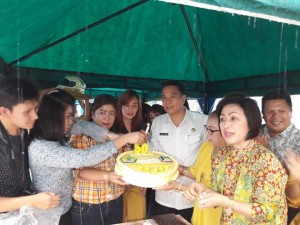 Wali Kota Eman, Ketua DPRD Ir Miky JL Wenur bersama pengurus Golkar Tomohon memasnag lilin HUT 