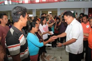 Gubernur Sulut Olly Dondokambey serahkan bantuan kepada korban bencana di Bitung