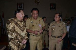 Gubernur Sulut Olly Dondokambey, Wakil Ketua MPR E E Mangindaan dan Walikota Max Lomban saat membahas KEK di ruang CJ Rantung kantor Gubernur Sulut
