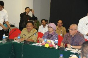 Gubernur Sulut Olly Dondokambey, ketika memimpin rapat percepatan pembangunan KEK di Hotel Peninsula Manado