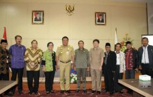 Foto bersama Gubernur Sulut Olly Dondokambey, Ketua DPRD Sulut, dan tim Komisi II DPR RI