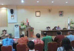 Gubernur Sulut Olly Dondokambey, ketika memberikan sambutan di Seminar Jurnalistik 2017 yang bertemakan 'Jurnalis Sehat, Tangkal Hoax', yang digelar di ruang C.J. Rantung kantor gubernur Sulut, Kamis (16/3/2017).
