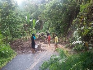 Salah satu longsor di ruas jalan Pinapalangkow-Kapoya-Pinamorongan (foto: Facebook)