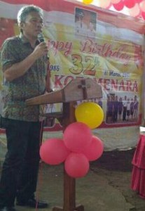 Wabup Minsel Frangky Wongkar saat menyampaikan sambutan di perayaan HUT ke 32  Desa Kotamenara