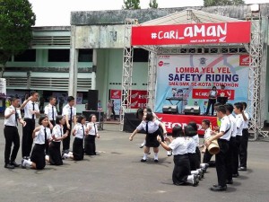 SMA Kristen 2 Binsus sementara memperagakan Lomba Yel-Yel Safety Riding