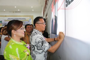 Wali Kota dan wakil wali Kota Tomohon membubuhkan tanda tangan mendukung Ir Joko Widodo sebagai Bapak Kerukunan Bangsa 