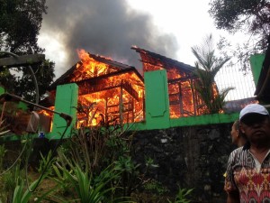 Rumah sementara terbakar