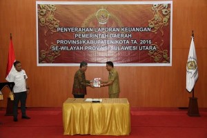 Wali Kota Jimmy F Eman SE Ak menyerahkan LKP kepada Kepala BPK-RI Perwakilan Sulawesi Utara