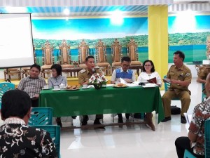 Ketua Umum HUT ke-55 Pria/Kaum Bapa GMIM Jimmy F Eman SE Ak memimpin rapat panitia