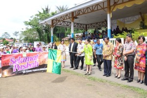 Wakil Wali Kota Tomohon Syerly Adelyn Sompotan melepas peserta Pawai Paskah