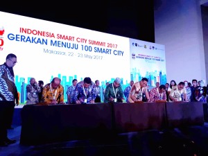 Wali Kota Tomohon saat menandatangani MoU Smart City di Makassar