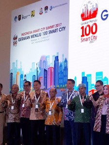Wali Kota Tomohon bersama kepala daerah lainnya yang menandatangani MoU Smart City