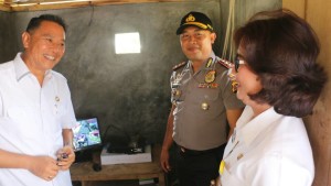Wali Kota, Kapolres saat meninjau pemasangan CCTV di Kelurahan Tara-tara