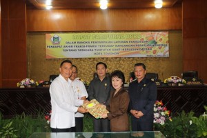 Wali Kota Tomohon, Ketua DPRD, para wakil ketua serta Sekretaris Kota usai penetapan Perda tatacara Tuntutan Ganti Kerugian