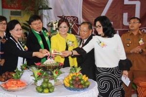 Pemasangan Lilin HUT ke-25 Jemaat GMIM Kuranga Wilayah Tomohon Dua 