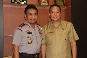 Wali Kota Tomohon Jimmy F Eman SE Ak dan kapolda Sulut Irjen Pol Bambang Waskito