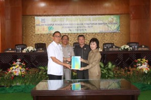 Wali Kota Tomohon mengajukan Rancangan Perubahan APBD 2017 kepada DPRD