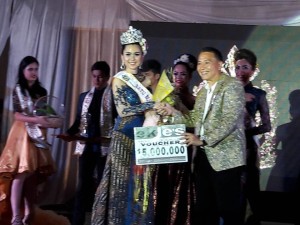 Wali Kota Tomohon menyerahkan hadiah kepada Ratu BUnga Nusantara 2017