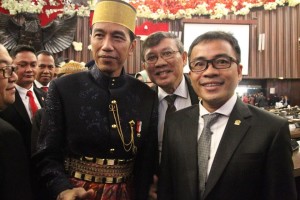 Dua Senator asal Sukut Ir Stefanus BAN Liow dan Ir Marhany Pua dan Presiden RI Ir Joko Widodo yang menggunakan pakaian adat