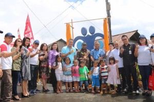Wali Kota Tomohon, Sekretaris Kota, para pejabat serta anak-anak di Tugu KB